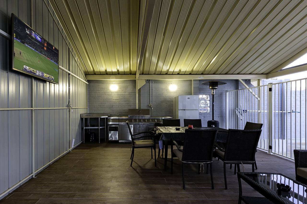 Oasis Motel Кобар Екстериор снимка